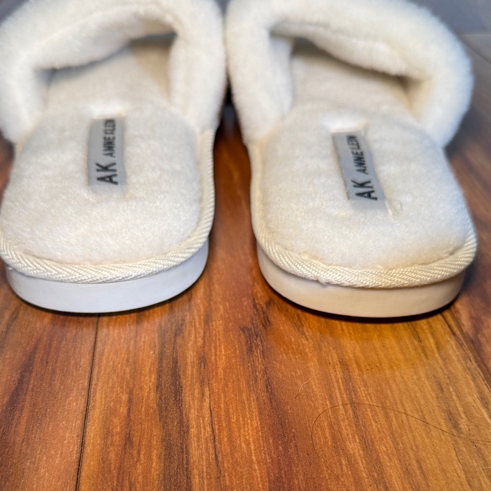 Anne Klein Winter White Fur Slippers with Pearl Accents M - Picture 9 of 13